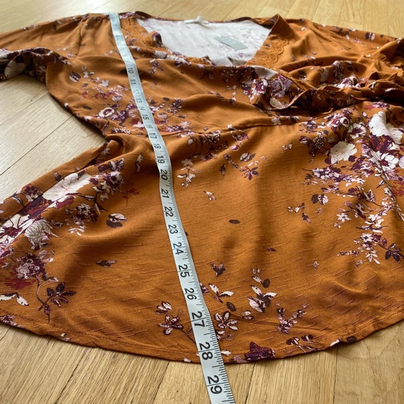 🍂CLEAROUT Gold Floral Crochet Wrap Top - Picture 10 of 11